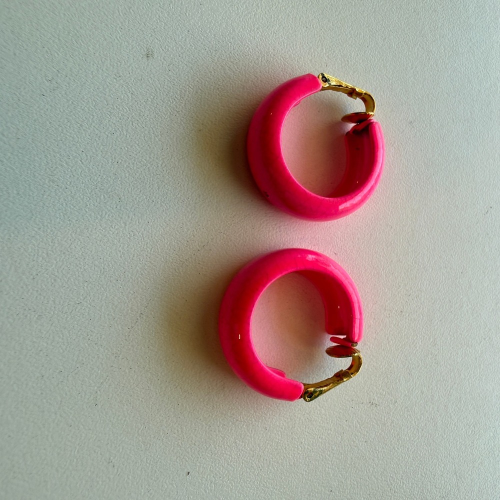 Neon Pink Chunky Hoop Earrings Retro 80s Style Gold Tone Clip On Wide Round - Picture 2 of 4